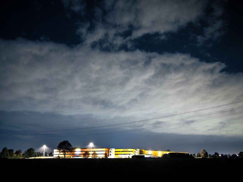 dhl - 10pm.jpg